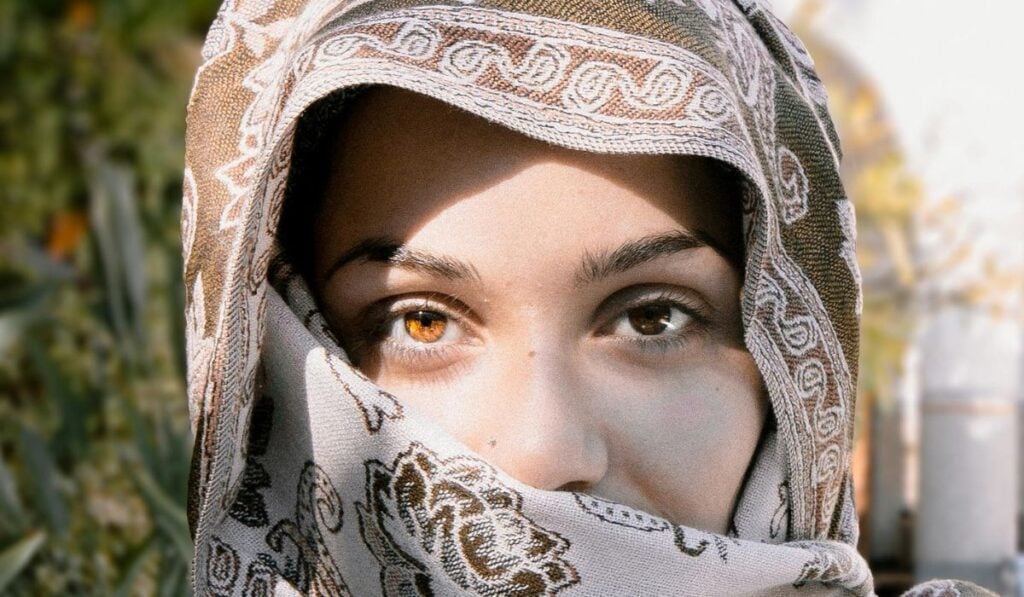 découvrez l'importance du voile dans la culture et la spiritualité, ainsi que son impact sur l'identité et l'expression personnelle. cette exploration met en lumière les différentes significations et perceptions entourant le voile à travers le monde.