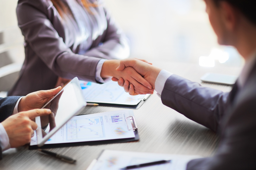 découvrez l'importance et la symbolique de la poignée de main dans les relations interpersonnelles. apprenez comment ce geste simple peut établir des connexions, renforcer la confiance et favoriser des échanges respectueux dans divers contextes sociaux et professionnels.