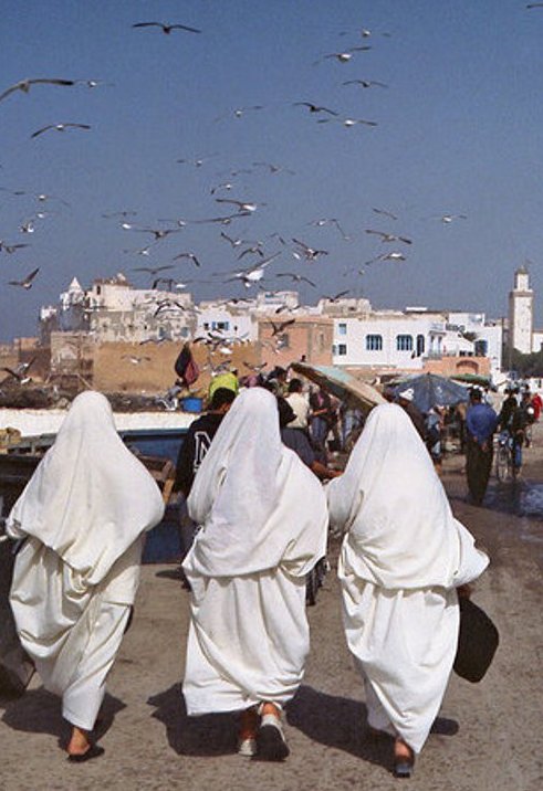 découvrez la fusion parfaite entre tenues traditionnelles et modernes, alliant élégance intemporelle et tendances contemporaines. explorez notre sélection de vêtements qui célèbrent la richesse culturelle tout en répondant aux exigences de la mode actuelle.