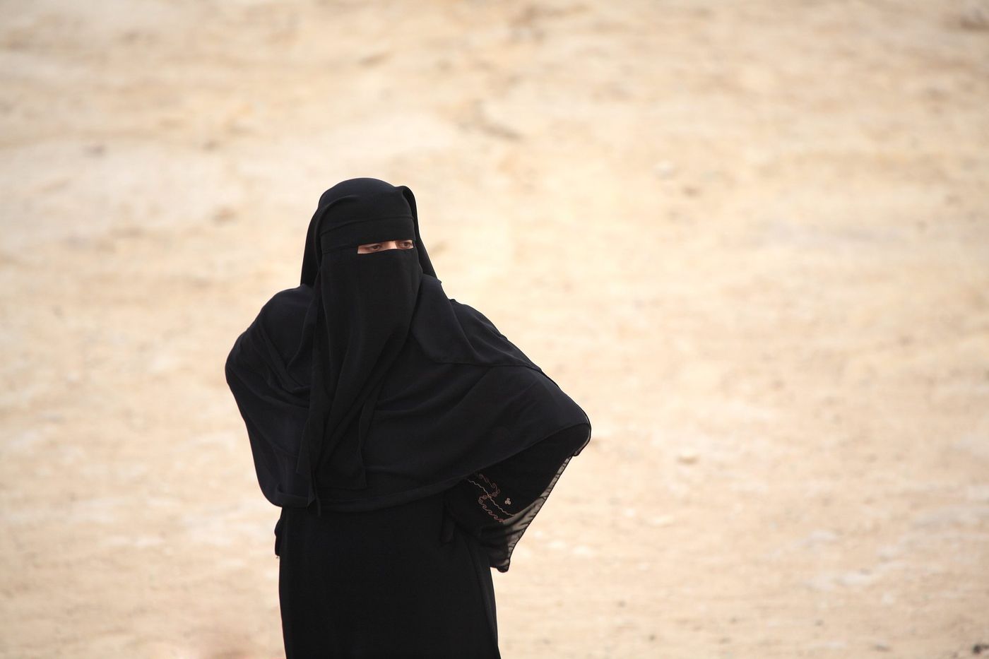 découvrez le lien entre les femmes et le coran : droits, rôles et place des femmes selon les enseignements coraniques. analyse, réflexions et culture musulmane.