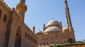 découvrez l'histoire, l'architecture et le rôle de la mosquée al azhar, l'un des centres religieux et éducatifs les plus importants du monde islamique au cœur du caire, en égypte.