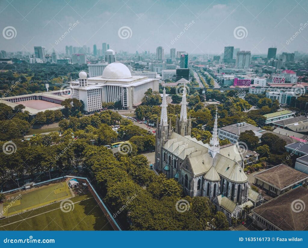 découvrez la mosquée al istiqlal, la plus grande mosquée d'indonésie située à jakarta, célèbre pour son architecture impressionnante et son histoire culturelle profonde. un lieu emblématique à visiter pour comprendre la richesse de l'islam en asie du sud-est.