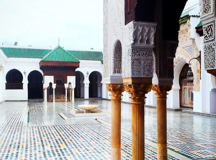 découvrez la mosquée al qaraouiyine, joyau architectural de fès au maroc, considérée comme l'une des plus anciennes universités du monde et symbole du patrimoine islamique.