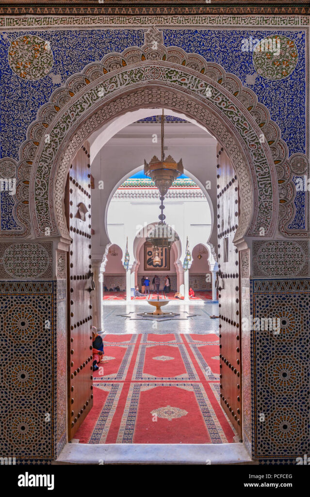 découvrez la mosquée al qaraouiyine à fès, l’un des plus anciens centres spirituels et éducatifs du monde islamique, célèbre pour son architecture impressionnante et son histoire fascinante.
