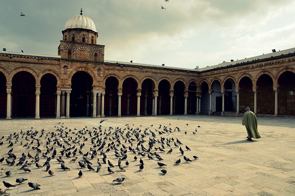 découvrez la mosquée al zitouna, joyau historique situé au cœur de la médina de tunis, célèbre pour son architecture impressionnante et son rôle central dans la culture et l’enseignement islamique depuis des siècles.