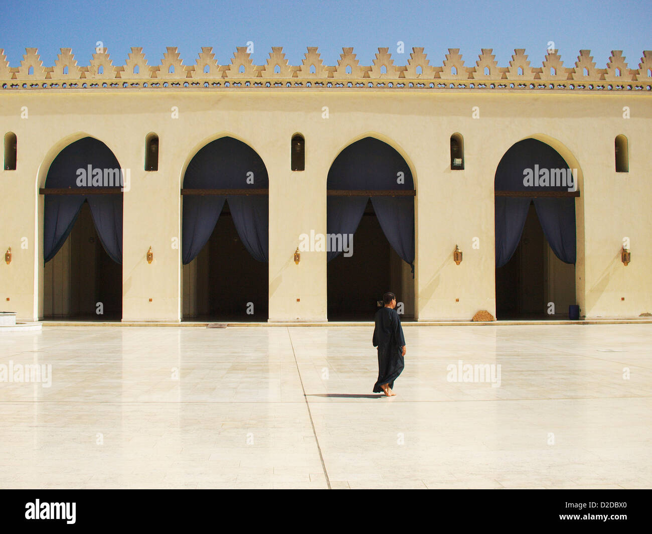 découvrez la mosquée d'amr, la première mosquée construite en égypte et en afrique, située au cœur du caire historique. un site emblématique à l’architecture remarquable, symbole du patrimoine islamique.
