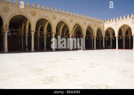 découvrez la mosquée d'amr, la première mosquée d'égypte et d'afrique, située au cœur du caire. un site historique riche en spiritualité et en architecture islamique.