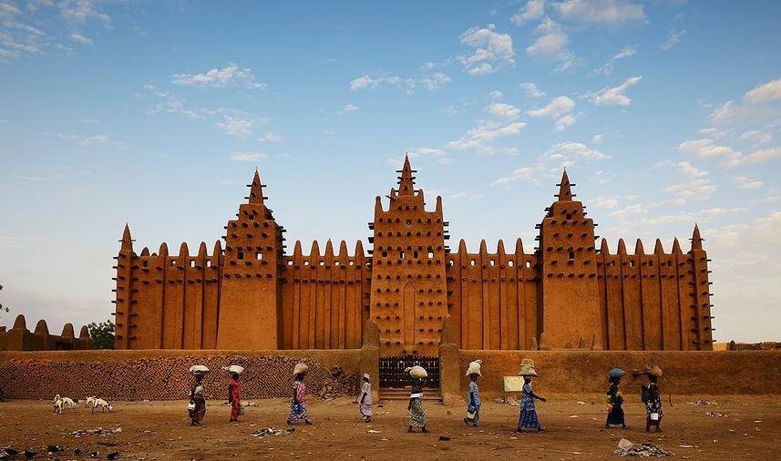 découvrez la mosquée de djenné, un chef-d'œuvre architectural en terre crue situé au mali, célèbre pour sa grandeur, son histoire fascinante et son importance culturelle au cœur de l'afrique de l'ouest.