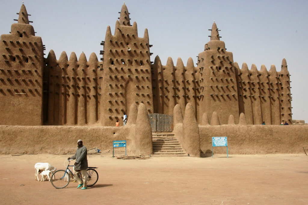 découvrez la mosquée de djenné, chef-d'œuvre de l'architecture en terre crue, classée au patrimoine mondial de l'unesco et symbole emblématique du mali.