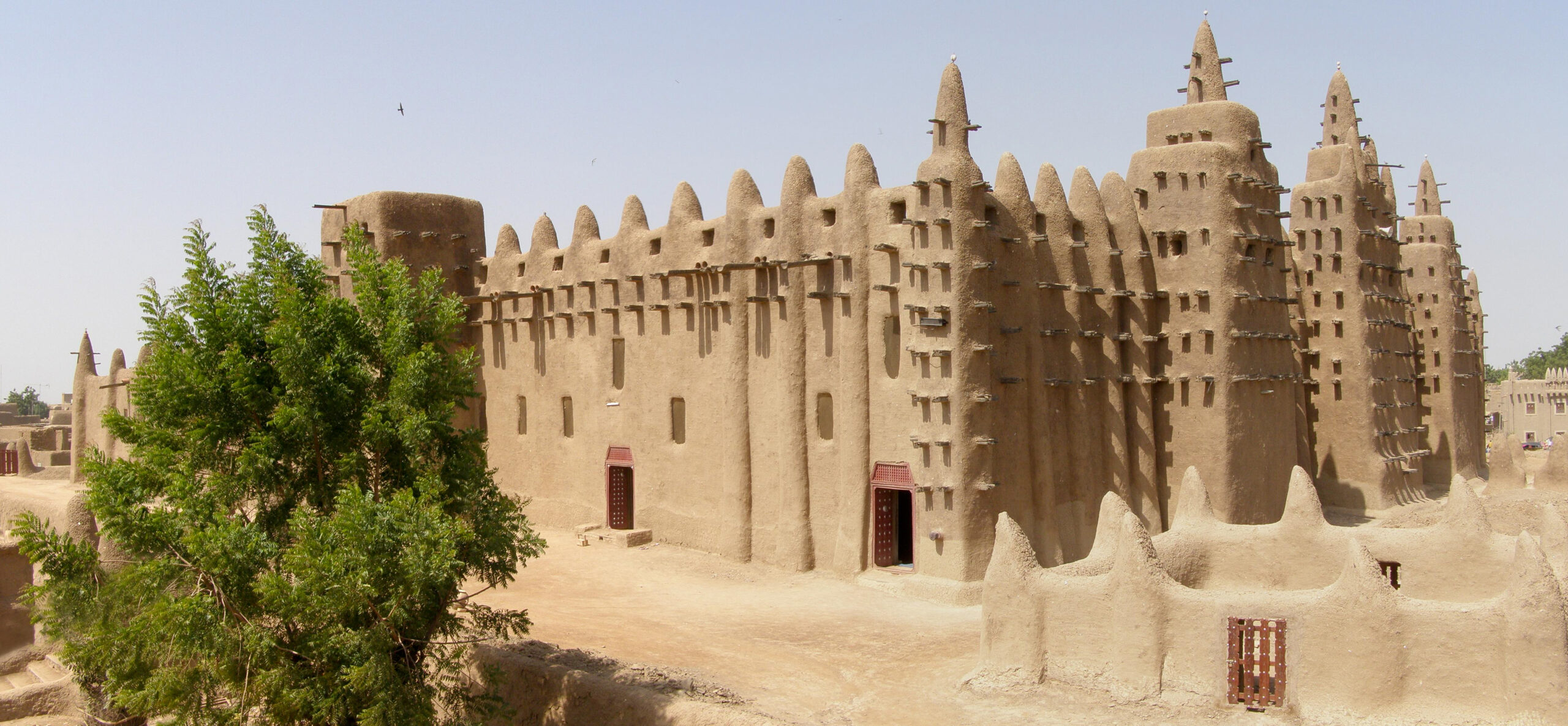 découvrez la mosquée de djenné, un chef-d'œuvre architectural en terre crue situé au mali, célèbre pour son style soudano-sahélien unique et inscrite au patrimoine mondial de l'unesco.